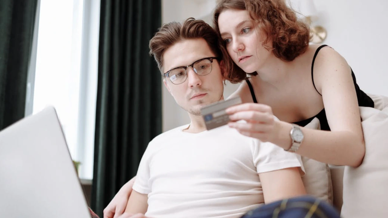 Credit Card Tips _ 6 Common Big Mistakes That Can Trap You in Debt, Avoid Them Now